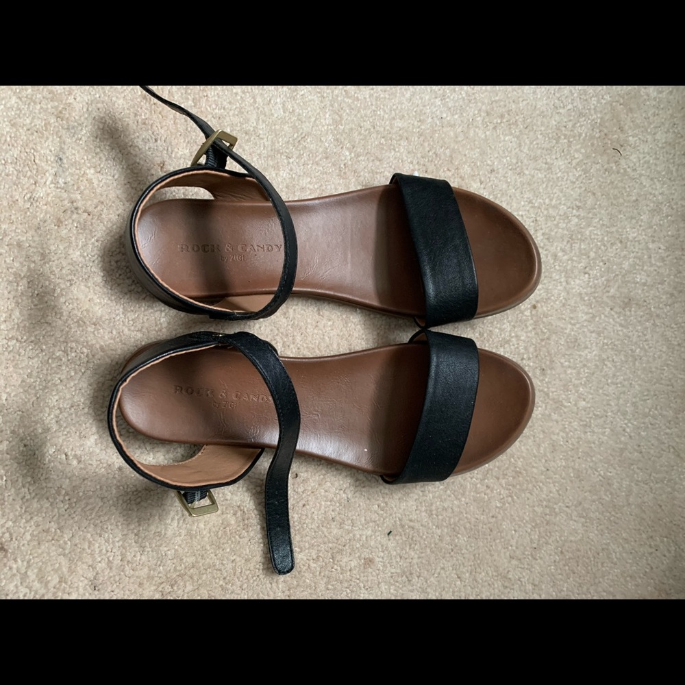 Black/tan open toed sandals with strap